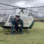 Efectivos del GREIM ayudan a uno de los montañeros rescatados a descender del helicóptero que intervino en la operación.
