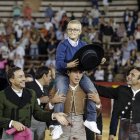 Adrián junto a los toreros que participaron en una corrida benéfica. MANUEL BRUQUE