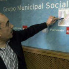El edil socialista Alberto Zapico, ayer mostrando el plano del enlace de la N-VI en la oficina del g