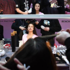 La modelo rusa Irina Shayk, en una sesión de maquillaje y peliquería.