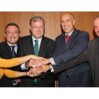 Gemma Villarroel, Fernando Salguero, Antonio Silván, José Antonio Diez y Eduardo López Sendino, ayer, tras la firma.