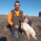 Bravo con su perro, subió al segundo peldaño del podio en el Autonómico. P. PINILLAS