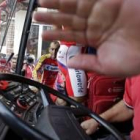 Compañeros de Dueñas se suben al autocar del Barloworld, tras conocer el positivo del español