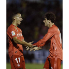 Lucas Vázquez celebra con Odriozola el gol del lateral ante el Melilla. JOSÉ MANUEL VIDAL