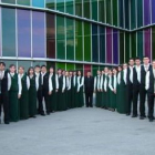 El coro León Gótico en una foto tomada frente al Musac al presentar su último disco.