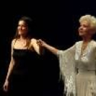 La soprano saluda al público junto a la pianista Nicoletta Mezzini