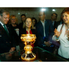 La ministra, Ana Pastor, atiende a las explicaciones de Margarita Ramos sobre la historia del cáliz y el Santo Grial