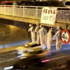 Cinco muñecos con los rostros de los integrantes de La manada han aparecido colgados de un puente de Pamplona.