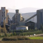 La factoría cementera realizará mejoras ambientales.