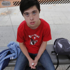 Rubén Calleja espera en la parada del autobús  para dirigirse a al centro de Amidown, en el colegio público Cervantes