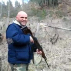 Las imágenes colgadas en Internet muestran a uno de los identificados disparando armas