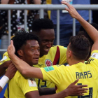 Los colombianos celebran el gol materializado por Mina que les da el pase a octavos. WALLACE WOON