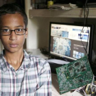 Ahmed Mohamed, de 14 años, fotografiado en su habitación junto con el reloj que elaboró y fue confundido por una bomba.