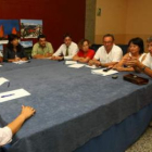 Los procuradores socialistas, con su portavoz en el centro, junto a los miembros del foro.