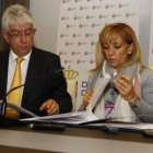 José Ángel Hermida e Isabel Carrasco en la firma del convenio.
