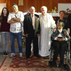 Representantes vecinales y de la parroquia rindieron ayer homenaje al párroco Laureano y a la fiel más longeva. FERNANDO OTERO PERANDONES