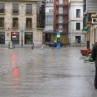 Un hombre camina, apoyado en su bastón, por la céntrica plaza de Santocildes.