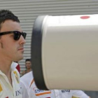 Alonso se pasea por el circuito de Spa.
