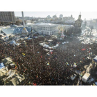 Vista general de la plaza de la Independencia que acoge las protestas continuas en Kiev.