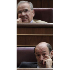 Rubalcaba y Guerra, ayer en el pleno del Congreso.