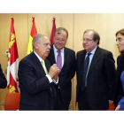 Orlando Ayala, vicepresidente mundial de Microsoft; Fernando Esteban, cónsul honorario de España en Seattle junto a Antonio Silván, Juan Vicente Herrera, la presidenta de Microsoft España, Pilar López y la consejera de Economía y Hacienda, Pilar del Olmo.