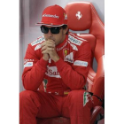 Fernando Alonso, en un momento de relax durante la ronda clasificatoria, este sábado, en el circuito de Hockenheim.