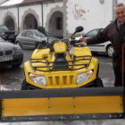 El alcalde presentó ayer el nuevo vehículo quad de nieve.