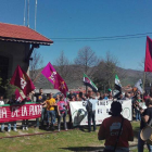 La concentración, previa al recorrido de la manifestación, en la viaje estación de Hervás. DL