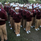 Estudiantes paquistanís rezan durante una ceremonia por las víctimas, en Karachi, este miércoles.