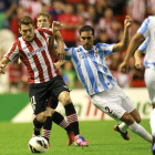 El futbolista del Athletic Ibai Gómez intenta marcharse del defensa del Málaga Jesús Gámez.