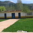 Los trabajos en el edificio de servicio de las piscinas se han iniciado con el cambio del tejado.