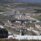 Paso del tren convencional por la localidad de A Gudiña, con las obras del AVE al fondo. L. DE LA MATA