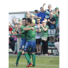 Diego Peláez, a la izquierda, celebra con Javi Amor el segundo gol del equipo maragato que dejaba sentenciada la eliminatoria. JESÚS