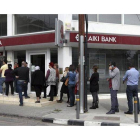 Colas ante un cajero del Banco Laiki en Nikosia (Chipre).