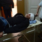 Uno de los heridos en los bombardeos de este miércoles en Donetsk llega al hospital.