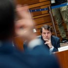 Mañueco escucha la intervención del portavoz del PSOE, Luis Tudanca, en las Cortes. R. GARCÍA