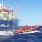Rescate del Sea Watch 3 de 33 inmigrantes que viajaban en una patera en peligro en el Mediterráneo, el pasado sábado.