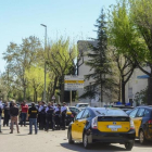Medio centenar de taxistas se manifiestan contra el intrusismo laboral ante una de la sede de Cabify en L'Hospitalet, una de las empresas que presta servicios de VTC.