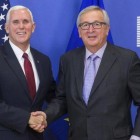 Juncker (derecha) y Mike Pence, vicepresidente de EEUU, en Bruselas, el 20 de febrero.