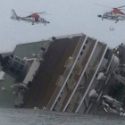Helicópteros de rescate sobrevuelan sobre un barco de pasajeros accidentado cerca de la isla de Jeju.