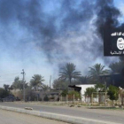 Humo negro tras la bandera de Estado Islámico después de que las fuerzas iraquís y chiís tomasen el control de Saadiya, el 24 de noviembre.