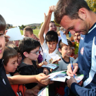 Calzado firma autógrafos a jóvenes de La Robla.