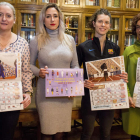 Isabel Fernández ‘Moses’, Yohanna Alonso, Blanca Fernández Casado y Beatriz Fernández, con el calendario coeducativo. F. OTERO PERANDONES