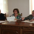 El Ayuntamiento de León y la Fundación MonteLeón durante la firma del convenio