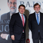 Mañueco y Rajoy, durante la presentación del libro del expresidente del Gobierno. DAVID FERNÁNDEZ