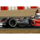 Alonso probando su coche en Montmeló durante unos entrenamientos en febrero