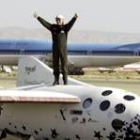 El piloto del SpaceShipOne junto con  la nave celebra el éxito del vuelo