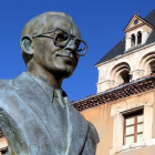 El busto dedicado al musicólogo, director de coros y organista, en su nuevo emplazamiento frente a la Real Colegiata de San Isidoro. RAMIRO
