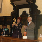El presidente de la asociación, Antonio Madrid, entregó un detalle a la alcaldesa de Astorga.