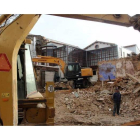 Las máquinas trabajan en la demolición de la casa adyacente a la del poeta.